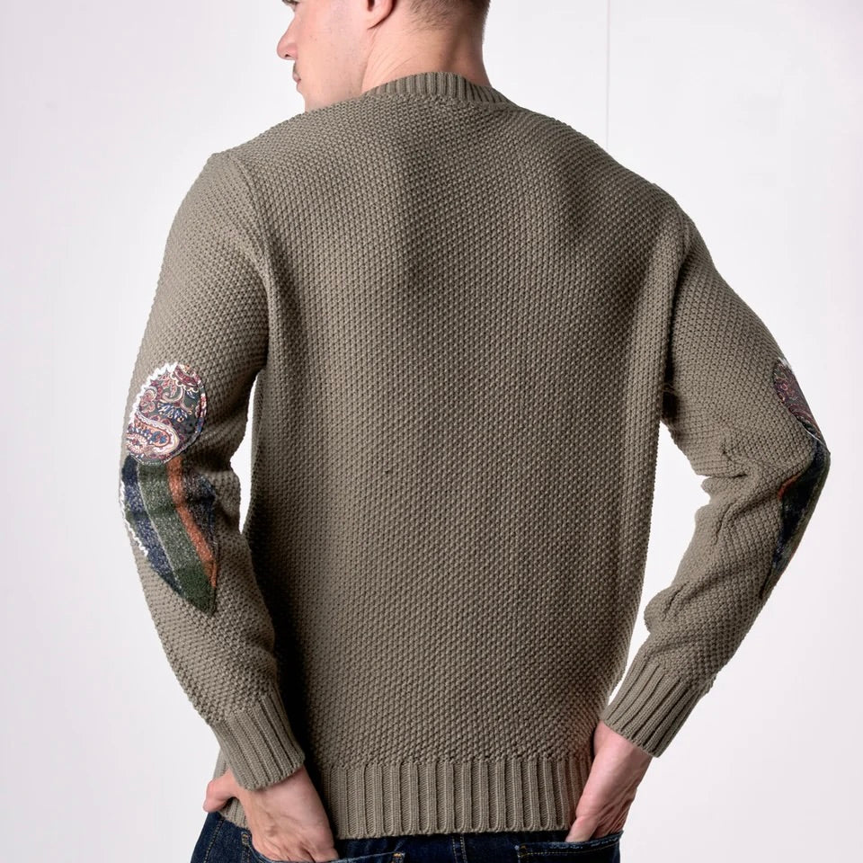 V2 | MAGLIONE GIROCOLLO PUNTO RISO TORTORA CON TOPPE PATCHWORK RICAMATE CON TESSUTI