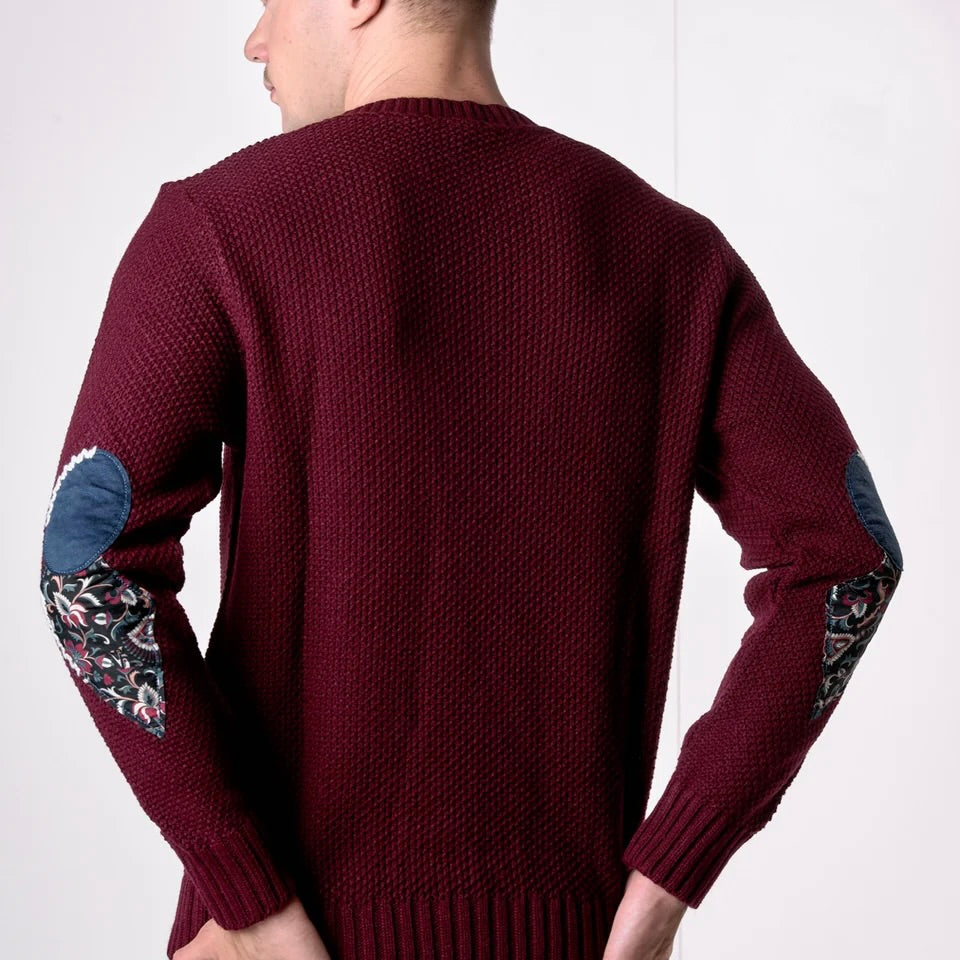 V2 | MAGLIONE GIROCOLLO PUNTO RISO BORDEAUX CON TOPPE PATCHWORK RICAMATE CON TESSUTI