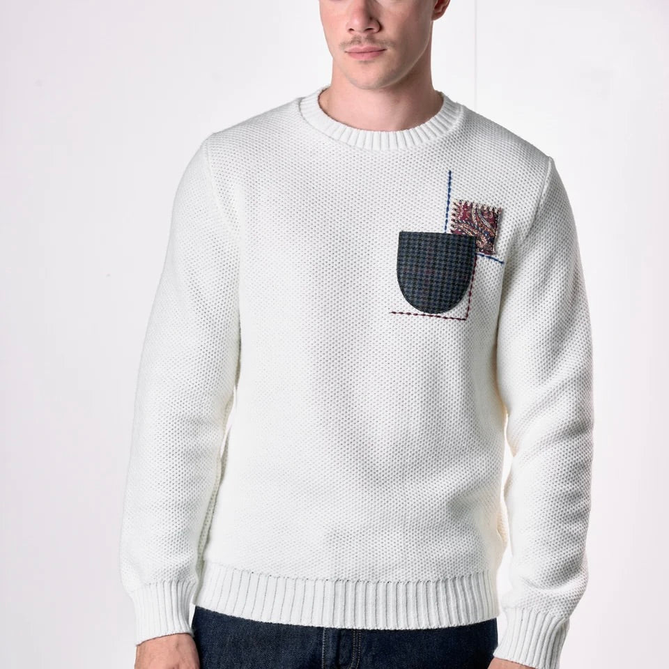V2 | MAGLIONE GIROCOLLO OCCHIO DI PERNICE PANNA CON TASCHINO PATCHWORK RICAMATO CON TESSUTI