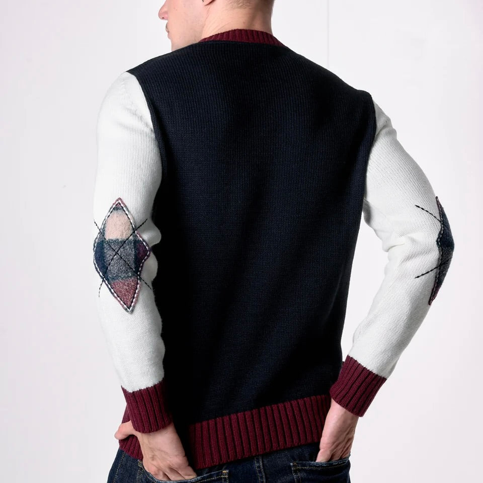 V2 | MAGLIONE GIROCOLLO COLLEGE CON V E TOPPE RICAMATE IN TESSUTO