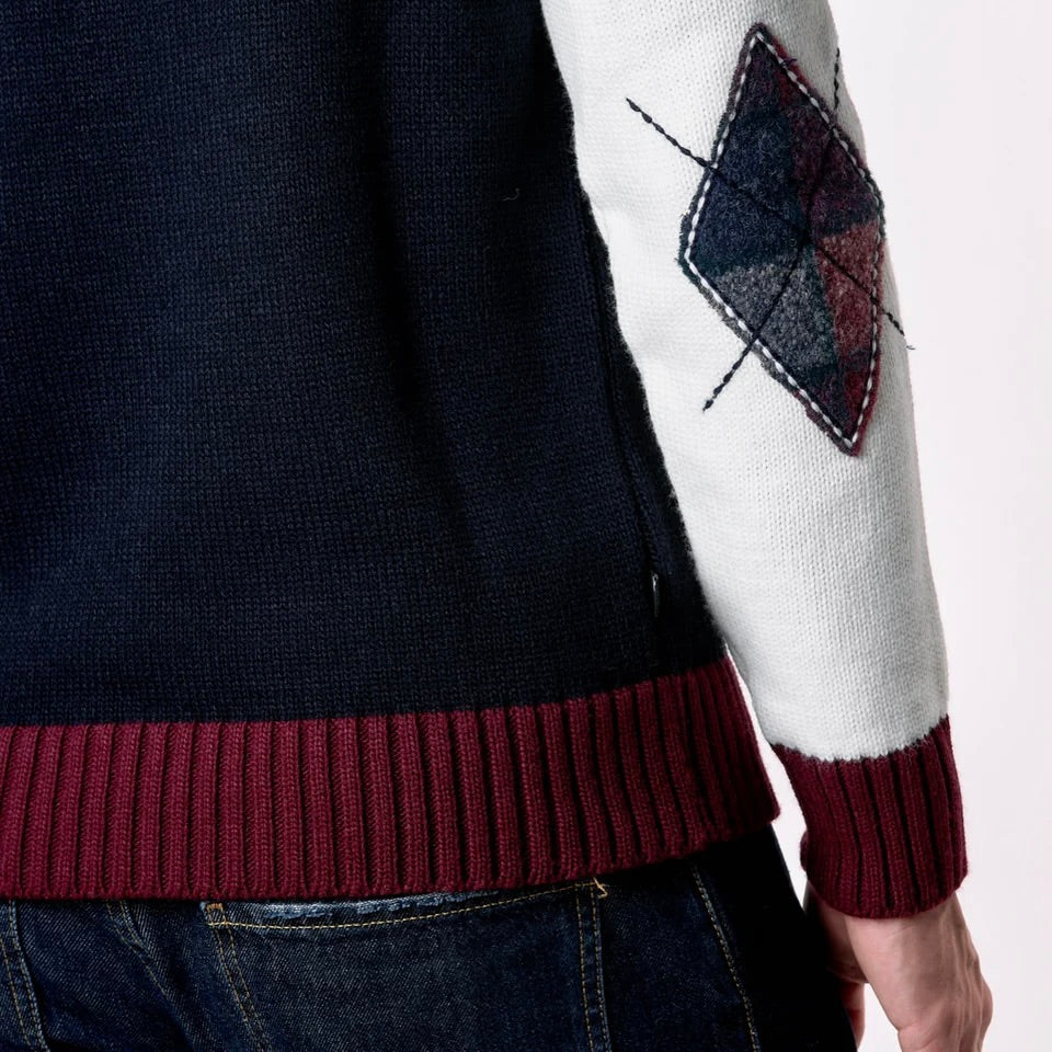 V2 | MAGLIONE GIROCOLLO COLLEGE CON V E TOPPE RICAMATE IN TESSUTO
