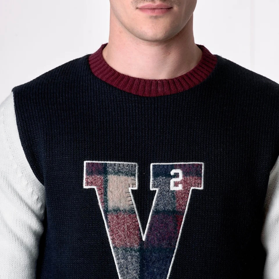 V2 | MAGLIONE GIROCOLLO COLLEGE CON V E TOPPE RICAMATE IN TESSUTO