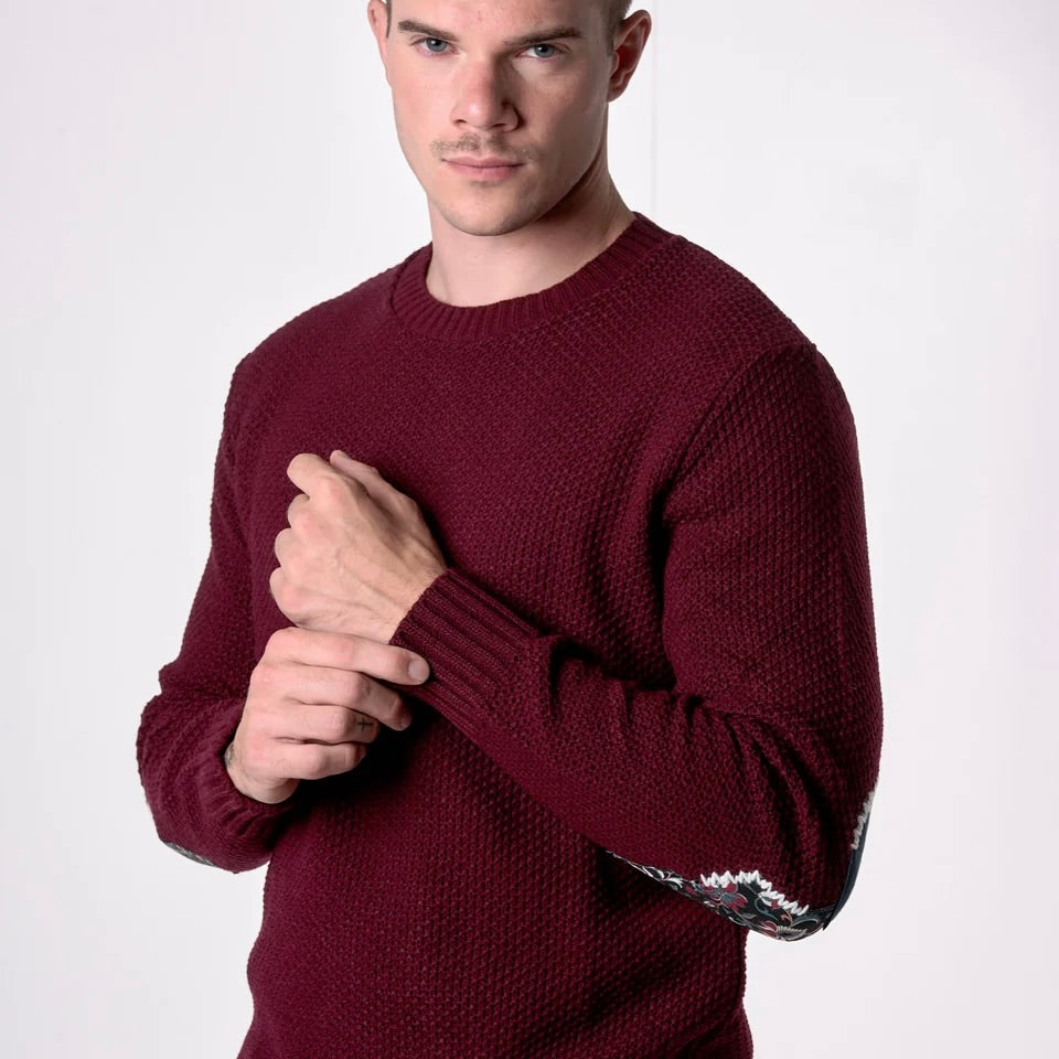 V2 | MAGLIONE GIROCOLLO PUNTO RISO BORDEAUX CON TOPPE PATCHWORK RICAMATE CON TESSUTI