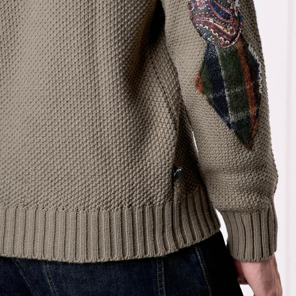 V2 | MAGLIONE GIROCOLLO PUNTO RISO TORTORA CON TOPPE PATCHWORK RICAMATE CON TESSUTI