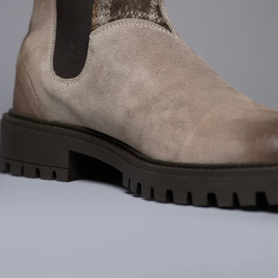 V2 | SHERLOCK STIVALETTO SCAMOSCIATO TORTORA CON INSERTO IN TESSUTO