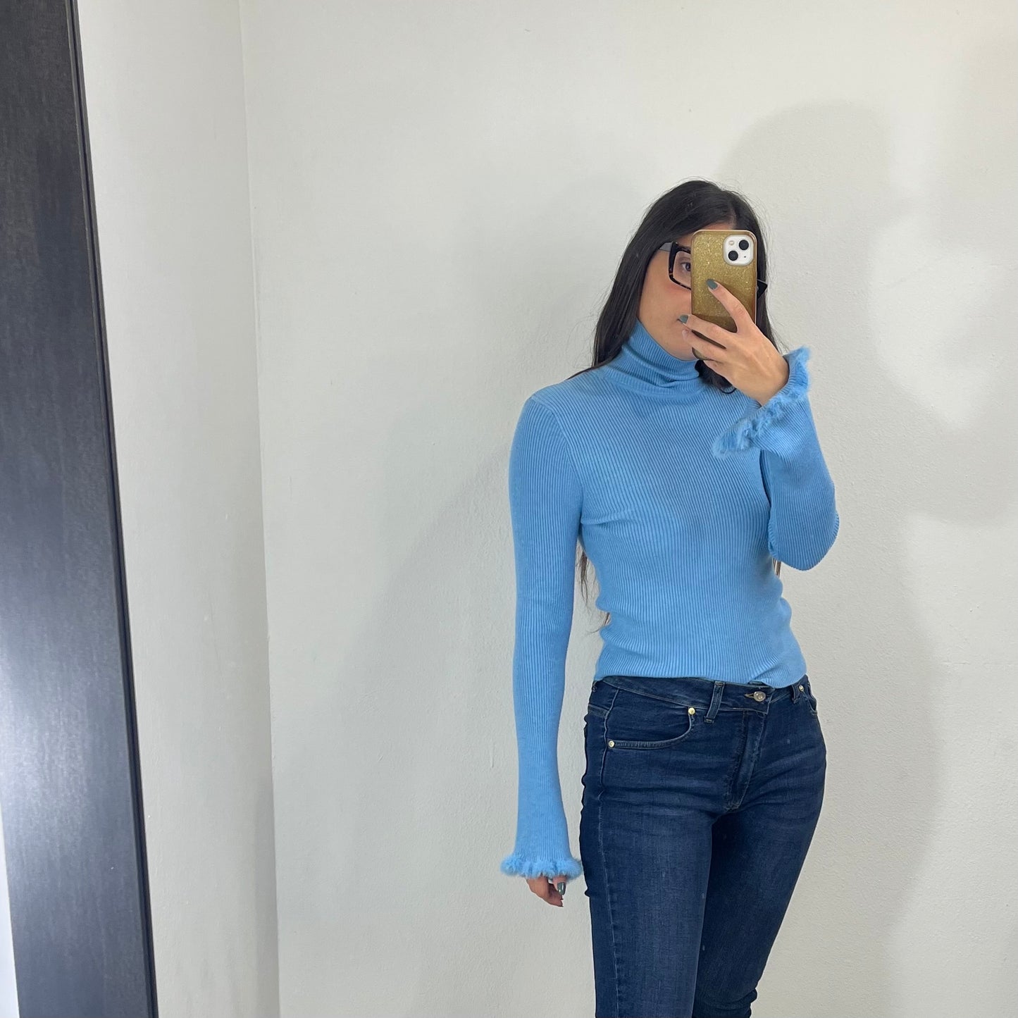 Maglione corto con maniche peluche azzurro