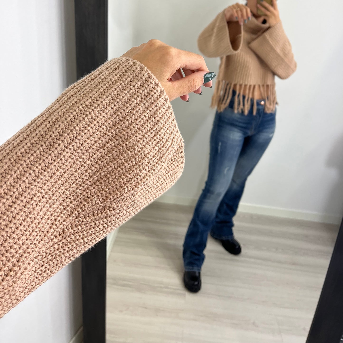 Maglione crop con frange beige