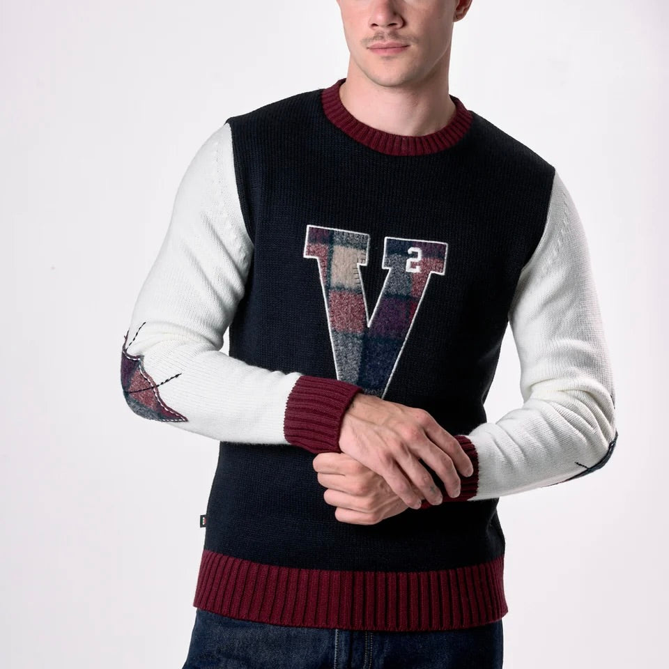 V2 | MAGLIONE GIROCOLLO COLLEGE CON V E TOPPE RICAMATE IN TESSUTO
