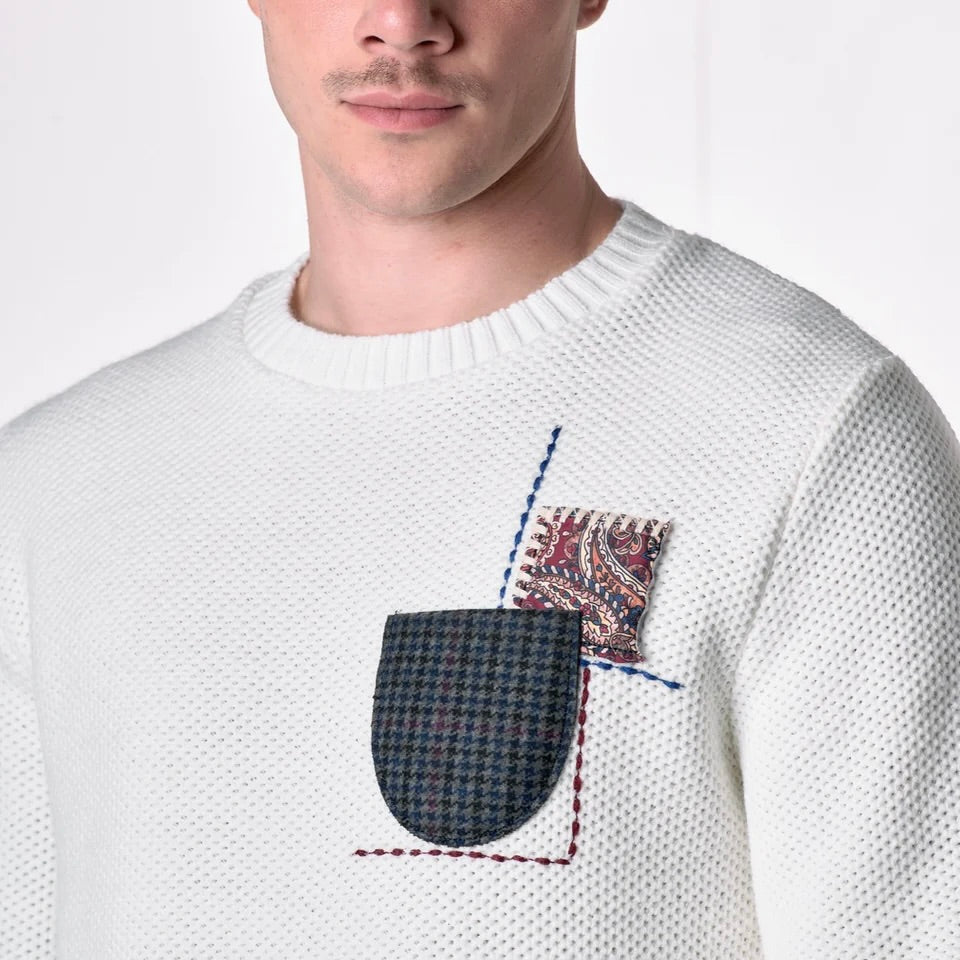 V2 | MAGLIONE GIROCOLLO OCCHIO DI PERNICE PANNA CON TASCHINO PATCHWORK RICAMATO CON TESSUTI