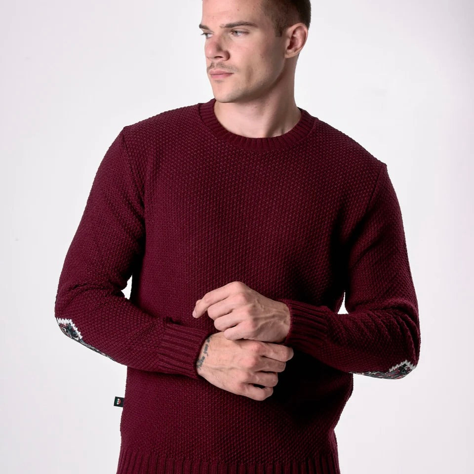 V2 | MAGLIONE GIROCOLLO PUNTO RISO BORDEAUX CON TOPPE PATCHWORK RICAMATE CON TESSUTI