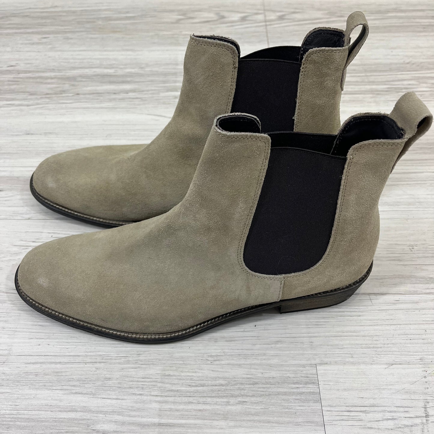 Stivaletto scamosciato beige suola cuoio